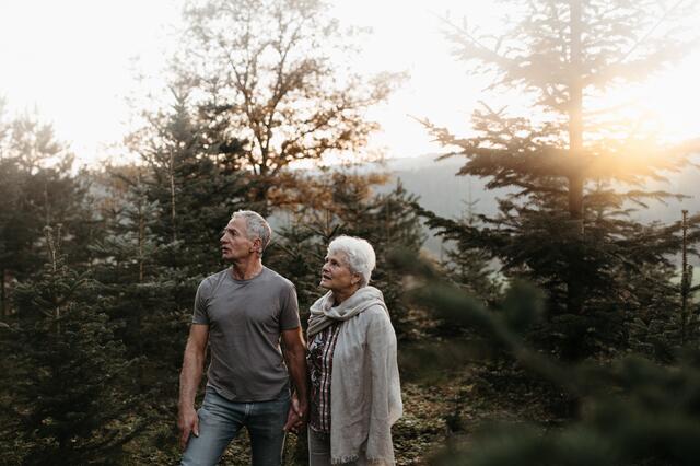 Gabriele Reindl und Alois Wögerbauer verkaufen in Kimmerting Christbäume, Erdbeeren im Sommer und andere Lebensmittel.  | Foto: Anika Ecker