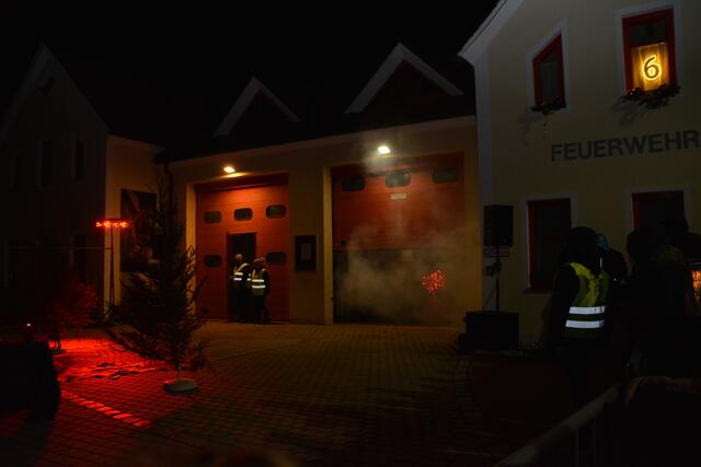 Bis sie schließlich aus dem Feuerwehrhaus kamen... | Foto: Rosenberger