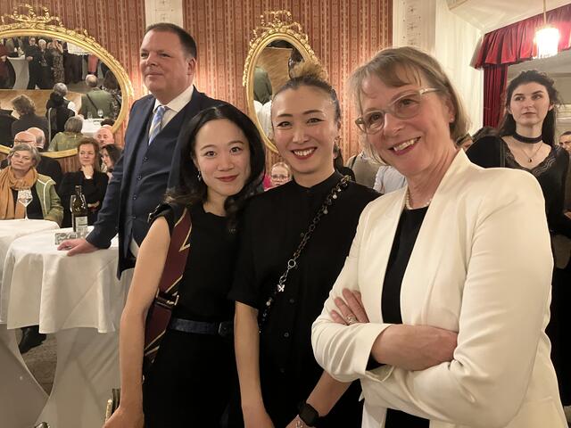 Choreografin Anna Vita mit den Tänzerinnen Ran Takahashi und Kaori Morito (Mitte) | Foto: Stockmann