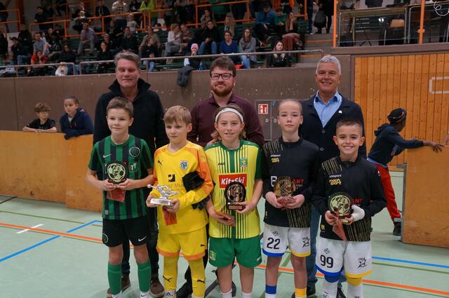 Bester Tormann Taylor Stegmeier vom TSV Murnau, bester Verteidiger Dominik Steiner vom FC Wacker Innsbruck, bester Stürmer David Hupf vom FC Kitzbühel, Torschützenkönig Jamie Gufler vom SC Linz und Spieler des Tages Diego Markovic vom SC Linz. Das Dream-Team mit Hannes Rauch (FC Wacker Innsbruck Präsident), GR Benjamin Plach und Markus Winkler (Generali). | Foto: Union