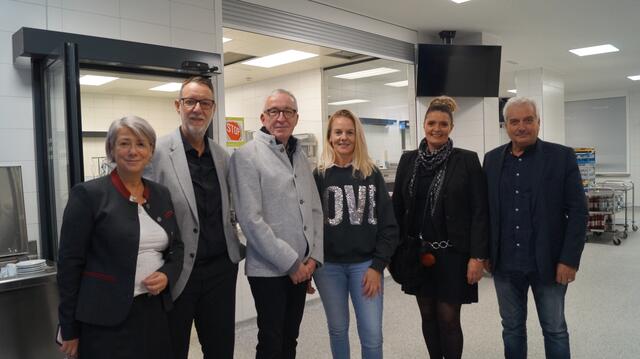 Martina Bombardelli begleitete Klaus Schuchter, Herbert Mayer, Doris Sailer, Heidi Holzknecht und Heinz Kofler beim Rundgang durch die Tiroler Fachberufsschule Landeck. 