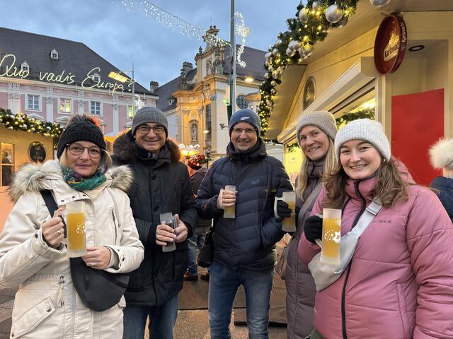 Patrica Wandl, Gerhard Wandl, Markus Medek, Elke Medek und Carina Wandl hatten einen amüsanten Abend am Christkindlmarkt. | Foto: Bettina Korotvicka