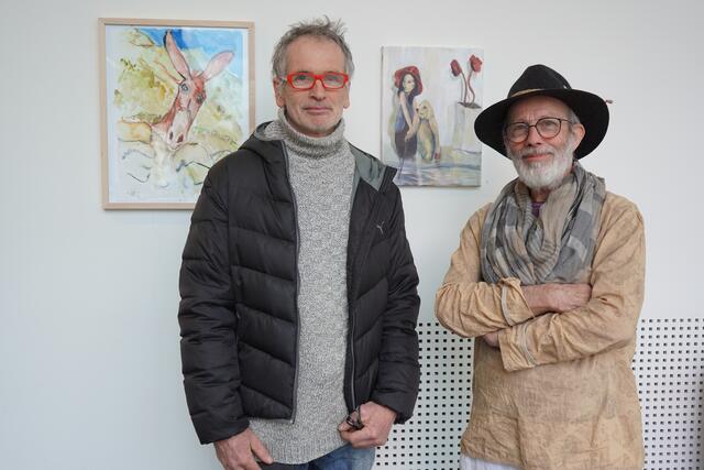 Die Künstler Christophe Caza und Régis Noël vor ihren ausgestellten Werken im Kunst Raum Friedrichshof  | Foto: Andrea Glatzer