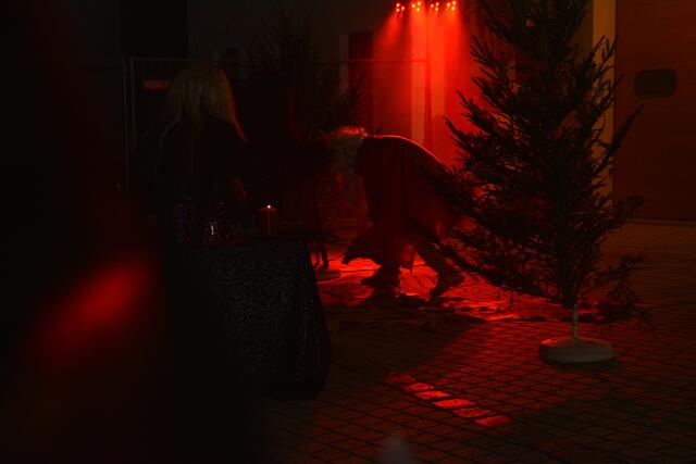 Nikolaus nach dem giftigen Trunk der Teufel. | Foto: Rosenberger