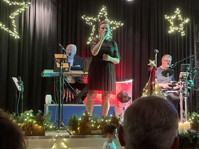 Von li. nach re.: Stefan Kurzmann, Anita Wagner und Schlagzeuger Sepp Pirstinger von den Tornados