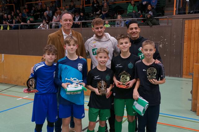 Auszeichnungen für die Topspieler. Das Top-Team des U12-Bewerbs 2023 mit Alexander Stark (Generali), Denis Tomic (WSG Swarovski Tirol) und Cem Üstündag (WGS Swarovski Tirol): Elias Querri, Lenn Papouske, Leo Herzog, Nessim Murati und Sandro Abenthung  | Foto: Union