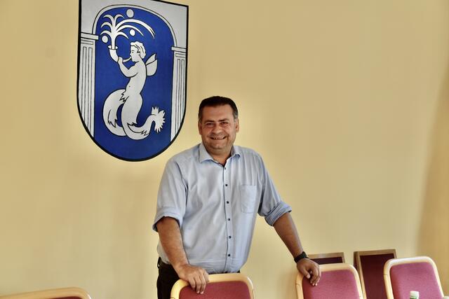 Bürgermeister Stefan Laimer musste einen Kassenkredit aufnehmen und das Großprojekt Freibad zurückstellen. | Foto: Michael Strini