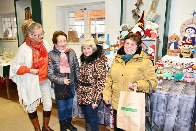 Reger Besuch am Wochenende beim Weihnachtsmarkt in Oberwölz mit fast 40 Ausstellern. | Foto: Anita Galler