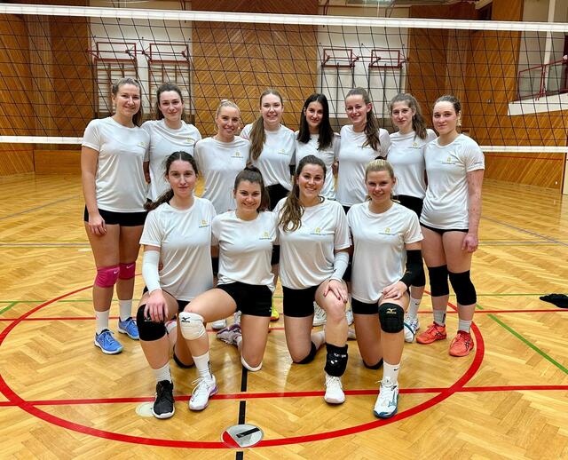 Neue Shirts für die Damen 1 des TUS Bad Radkersburg. Sie siegten gegen das Akademie-Team in fünf Sätzen.  | Foto: TUS Bad Radkersburg