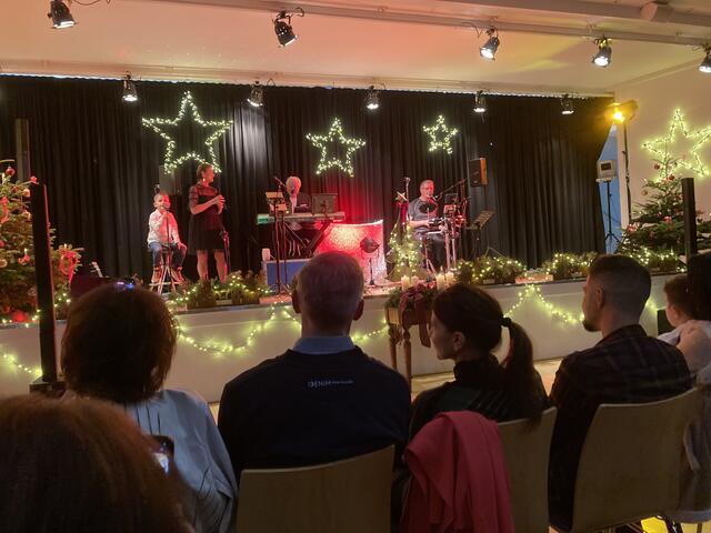 Das Weihnachtskonzert präsentierte festliche Klänge mit der renommierten Solistin Anita Wagner, ehemals Eurovision Song Contest-Teilnehmerin 1984 und Schlagzeuger Sepp Pirstinger von den Tornados.