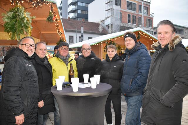 Glühwein und Punsch gehörten zum gemütlichen Beisammensein beim Stand der SV Klöcher Bau Oberwart auch dazu. | Foto: Michael Strini
