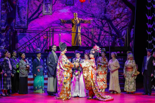 Hochzeit auf fernöstlich (Ricardo Frenzel Baudisch, Verena Barth-Jurca) mit dem japanischen Lakai Paul Eilenberger (Mitte) | Foto: Christian Husar