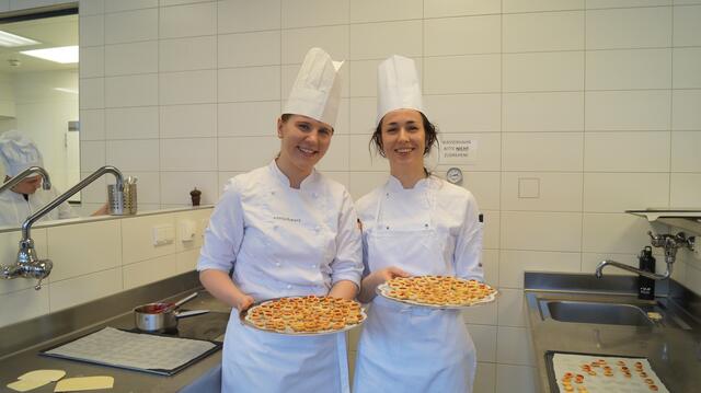 Die Lehrlinge Eva und Jasmin kreierten süße Köstlichkeiten für die zahlreichen Besucher:innen. 