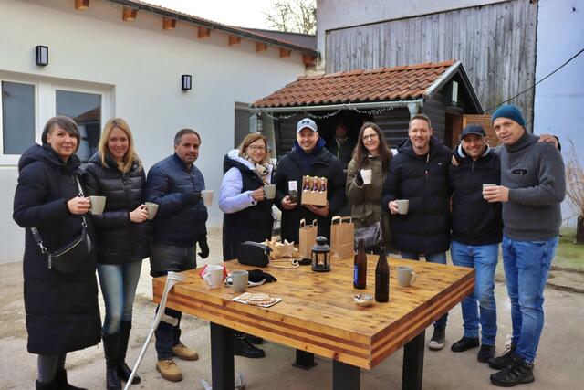 Besonders beliebt war der hausgemachte Glühwein, der gegen eine freiwillige Spende abgegeben wurde und an diesem kühlen Wintertag für Wärme und Gemütlichkeit sorgte. | Foto: Alejandra Ortiz