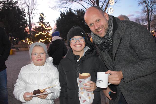 Mia und Noah mit Vizebürgermeister Daniel Karacsonyi | Foto: Michael Strini