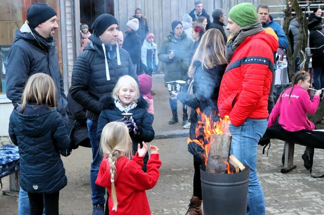 Nach dem wärmenden Übungen in der Halle das Wärmen am Feuer | Foto: Gerhard Langmann