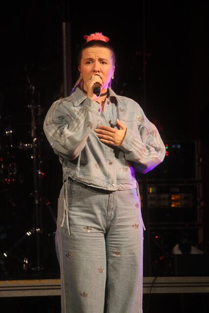 "Servas , i bins da Ferdl" sang Billie Steirisch im Volkshaus Weiz. | Foto: MeinBezirk/Hofmüller