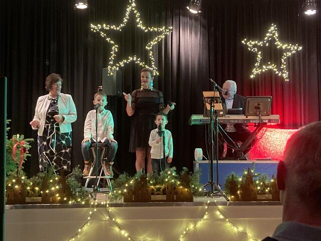 Leo und Jan - was gibt es Schöneres als Kinderstimmen? Links die stolze Oma Anita