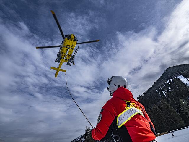 Jedes ÖAMTC-Notarzthubschrauber-Team besteht aus drei aufeinander eingespielten Personen: Pilot, Flugretter und Notarzt. | Foto: ÖAMTC/Postl