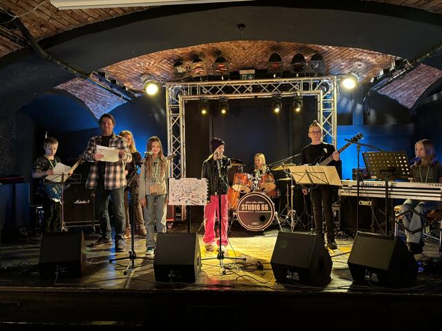 Schüler und Schülerinnen der Gleisdorfer Musikschulen spielten unter anderem einen Song von Bon Jovi. | Foto: MeinBezirk/Hofmüller