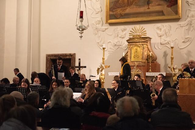 Die Musikerinnen und Musiker der MV Bauernkapelle Schützen am Gebirge betraten unter tosendem Applaus die Bühne. | Foto: Sophia Braun