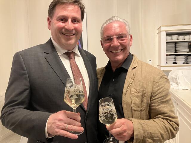 Bürgermeister Stefan Szirucsek und Paul Leitenmüller  | Foto: Stockmann