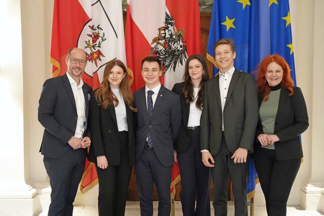 LR Mario Gerber (li.) und LR Cornelia Hagele (re.) gratulierten den Teilnehmerinnen und Teilnehmern der Europameisterschaften bei der AEHT-Konferenz 2024 (v. li.): Bronzemedaillengewinnerin Hannah Hudovernik, Teilnehmer Julian Santeler, Bronzemedaillengewinnerin Elena Astenwald und Bronzemedaillengewinner Simon Klotz. | Foto: Land Tirol/Neuner