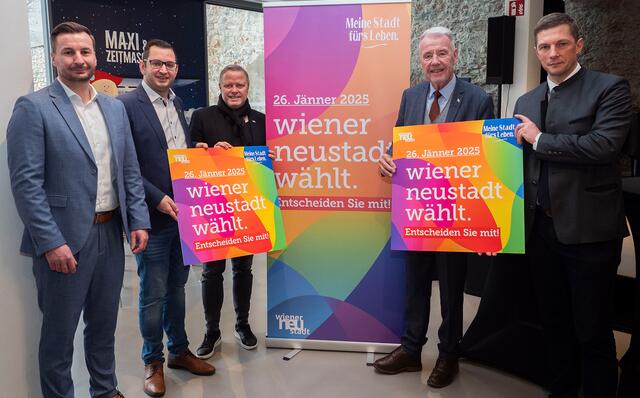 Bild (Stadt Wiener Neustadt/Maurer, v.l.n.r.): David Schiemer (Magistrat Wiener Neustadt, Gruppenleiter "Bürgerservice &amp; Personenstandswesen"), Gemeinderat LAbg. Philipp Gerstenmayer, Zweiter Vizebürgermeister LAbg. Rainer Spenger, Bürgermeister Klaus Schneeberger und Magistratsdirektor Markus Biffl. | Foto: Maurer, Stadt WRN