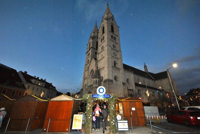 Prächtiger Eingang vor prächtiger Dom-Kulisse. | Foto: Sascha Trimmel