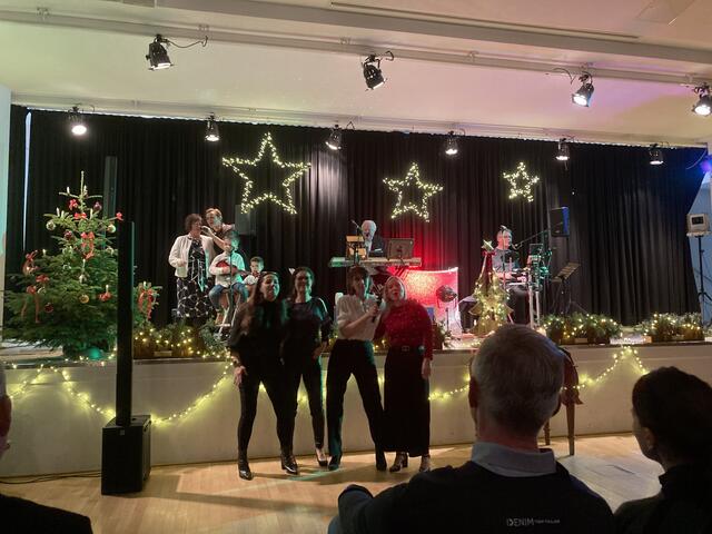 Benefiz-Weihnachtskonzert mit Stefan Kurzmann und Anita Wagner, ehemals Eurovision Song Contest-Teilnehmerin 1984 
Im Vordergrund: Der „Brauchtumschor“ mit Tanja Fegelin, Christa Kappel, Eva-Maria Rozinski und Nina Kostner ernteten für ihren Auftritt viel Applaus!