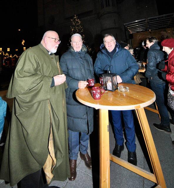 Eröffneten den Adventmarkt am Dom: Propst Franz Xaver Brandmayr, Bürgermeister Klaus Schneeberger und Stadtrat Franz Dinhobl. | Foto: Sascha Trimmel
