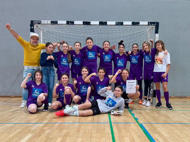 Die Kickerinnen der Mittelschule Rechnitz durften über den Turniersieg beim Futsal-Bezirksturnier in Güssing jubeln. | Foto: Mittelschule Rechnitz