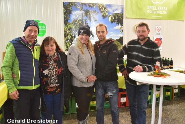 Manfred, Christine, Anja Bayer, Christian und Manuel Reisenhofer waren die Veranstalter des 1. Christkindlmarktes in Preßguts. | Foto: Gerald Dreisiebner