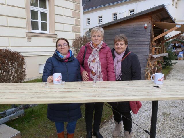 Der wärmende Punsch aus den HAMMERDACH-Tassen zog zahlreiche Gäste in den Hof des Schlosses. 