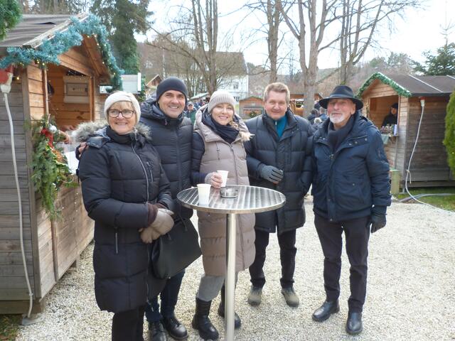 Die letzten Tage der Weihnachtszeit noch in vollen Zügen genießen - dies machten auch die Besucher im Hof des Lockenhauser Schlosses. 