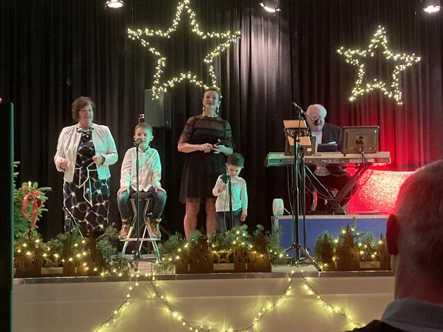 Auch die Enkelkinder von Stefan Kurzmann, Leo und Jan, ernteten für ihren Bühnenauftritt viel Applaus – Opa Stefan bekam glänzende Augen. 