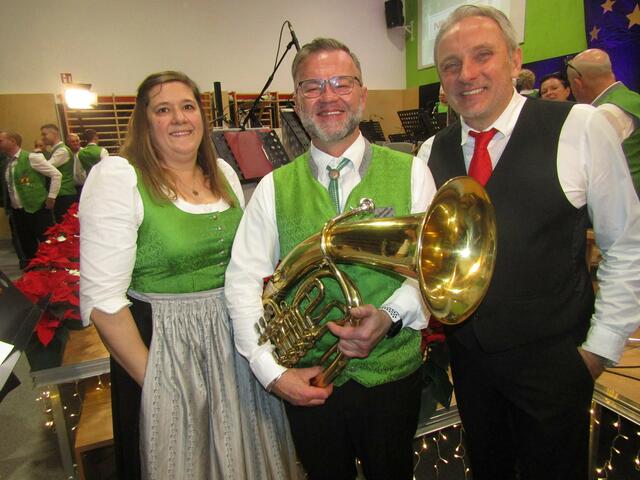Obmann Bernd Gibiser (Mitte) und Moderator Manfred Skerlak nach dem Konzert. | Foto: Peter Sattler