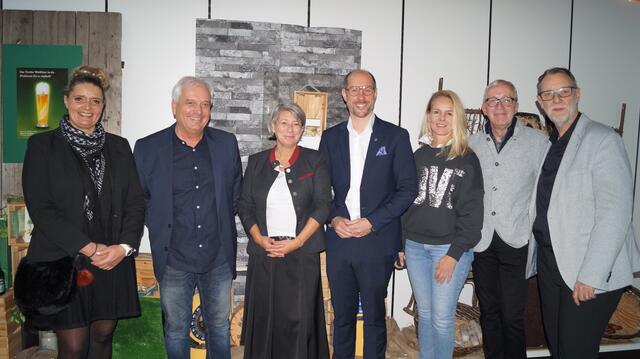 FSBHM-Dir.Stv. Heidi Holzknecht, FSBHM-Dir. Heinz Kofler, TFBS-Dir. Martina Bombardelli, LR Mario Gerber, Stadträtin Doris Sailer, Bgm. Herbert Mayer und SQM Klaus Schuchter freuten sich über die hervorragenden Leistungen der Berufsschüler:innen. 