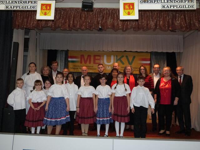 Der Auftritt der ungarischen Kindervolkstanzgruppe der Volksschule Oberpullendorf begeisterte die Gäste bei der alljährlichen Weihnachtsfeier. 