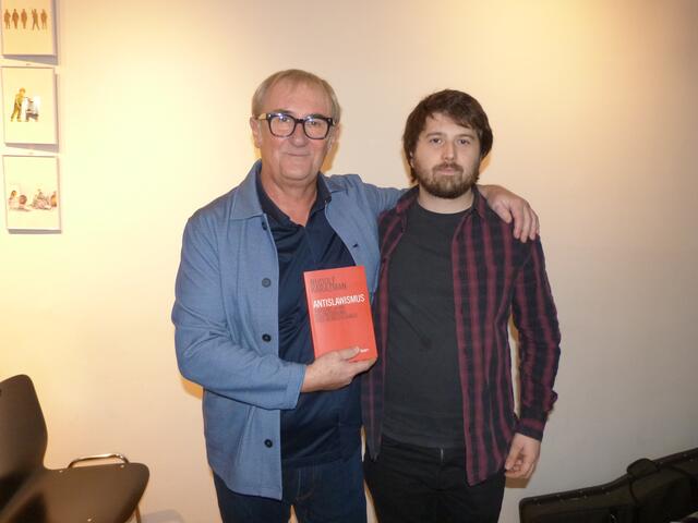 Autor Rudolf Karazman im Gespräch mit dem Publikum, musikalisch begleitet von Stefano Blascetta – eine eindrucksvolle Verbindung von nachdenklichen Worten und stimmungsvollen Klängen.