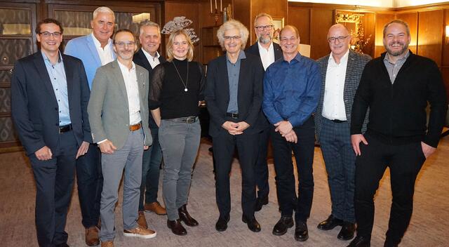 Manuel Nigg, Josef Chodakowsky, Mario Thurner, Thomas Petter, Ines Scherl, Helmut Nigg, Roger Klimek, Peter Kathrein, Anton Hochenegger und Robert Aloys (v.li.) beim Raika-Geschäftsleitertreffen in St. Anton. | Foto: Paul Schranz