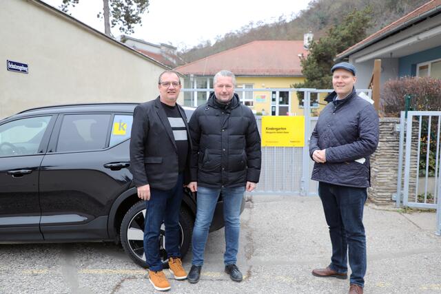 Das Elektroauto des Bürgermeisters und Chauffeur Ernst Mannhart (l.) stehen in der Woche für den Transport der Begleitpersonen zur Verfügung. Bürgermeister Peter Molnar und Bildungsstadtrat Martin Zöhrer (v. l.) stellten diese Übergangslösung am Freitag vor | Foto: Stadt Krems