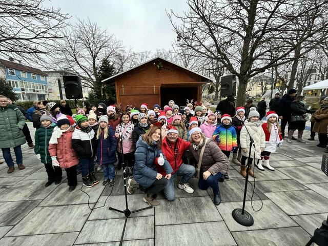 Der Chor der Volksschule Oberwart eröffnete am Freitag "Weihnachten im Stadtgarten". | Foto: Stadtgemeinde Oberwart