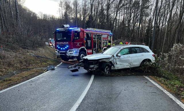 Aus bisher ungeklärten Gründen kollidierten zwei PKWs auf der L121 zwischen Mauerbach und Königstetten.  | Foto: DOKU-NÖ