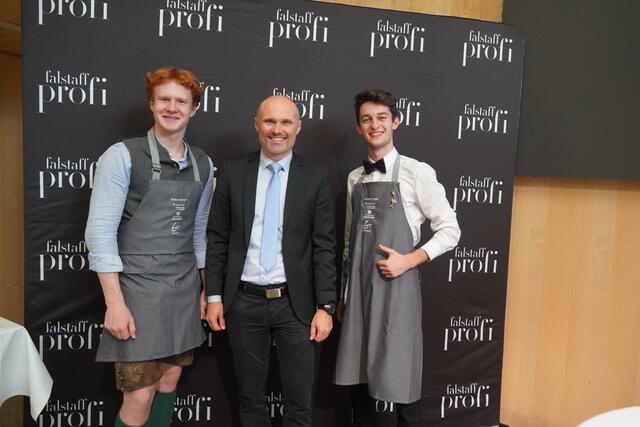 Der „Falstaff Young Talent Cup“ in der Tourismusschule Klessheim war ein Event-Highlight im Flachgau. Im Bild von links: Finalist Anton Steiner von der Tourismusschule Bad Hofgastein, Thomas Grininger und der Gewinner Laurent Trojer. | Foto: Emanuel Hasenauer