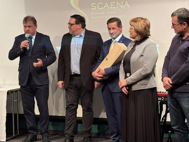 Bürgermeister Fritz Partl dankte Franz Schober für sein Engagement in der Kulturarbeit für die Marktgemeinde Gamlitz | Foto: Brigitte Gady