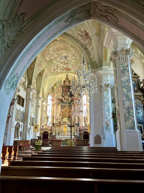 Das Kircheninnere (hier der Blick auf den Hochaltar), lässt Besucherinnen und Besucher in die Schönheit der Barockkultur eintauchen. | Foto: Sarah Braun