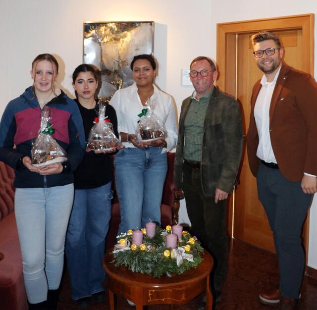 (v.l.) Die Schülerinnen Selina, Emily, Melisa, Bgm. Hansjörg Obinger und Lehrer Philipp Lottermoser | Foto: Burger/Stadtgemeinde