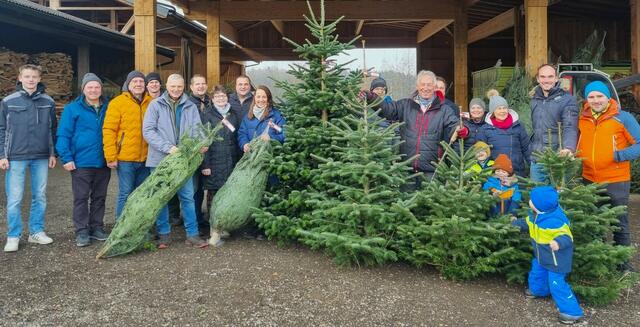 Das Christbaumschneiden der Flachgauer Volkspartei  in Göming mit Präsident a.D. des österreichischen Gemeindebundes Helmut Mödlhammer (5.v.r.), dem Bürgermeister von Göming Werner Fritz (3.v.l.) und Josef Schöchl (5.v.l.). | Foto: Agnes Schöchl