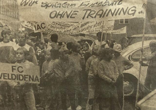 Die Diskussion über die Trainingsmöglichkeiten für die Vereine hat in Innsbruck eine lange Tradition, Protestfoto der Mannschaften im Jahr 1974,  | Foto: TT, Foto Birbaumer